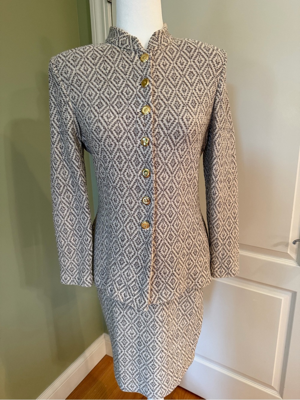 Vintage St. John Marie Gray 2 piece knit skirt suit - jacket sz 6, skirt sz 2 - Picture 1 of 9